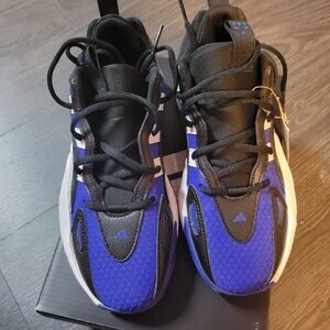 Adidas Trae Unlimited Kids shoes- size 4 youth- NEW